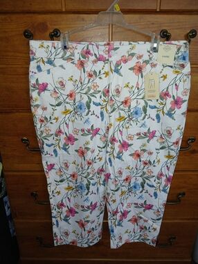 St. John's Bay White Floral Capri Pants Size 16